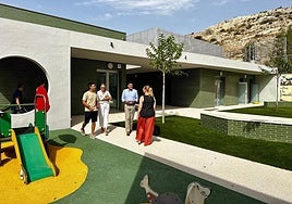 Visita del alcalde y dos concejalas de Alicante a las nuevas infraestructuras del colegio alicantino.