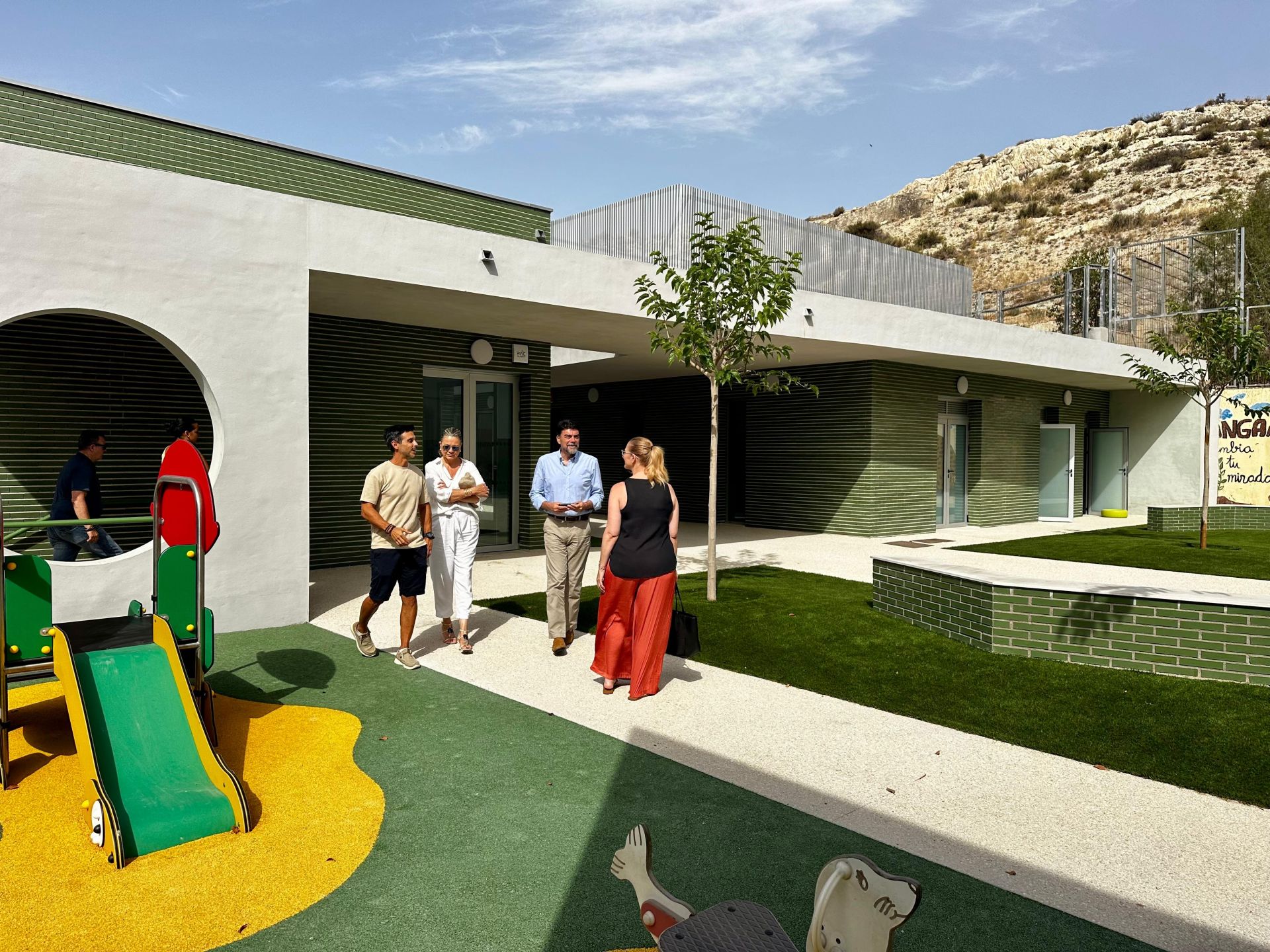 Visita del alcalde y dos concejalas de Alicante a las nuevas infraestructuras del colegio alicantino.