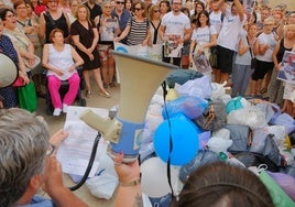 Alicante clama por más limpieza en la puerta del Ayuntamiento