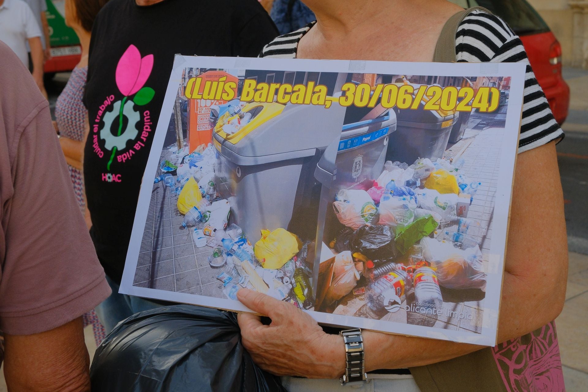 Alicante clama por más limpieza en la puerta del Ayuntamiento