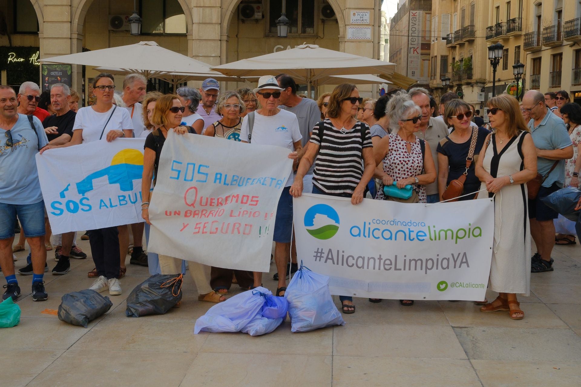 Alicante clama por más limpieza en la puerta del Ayuntamiento