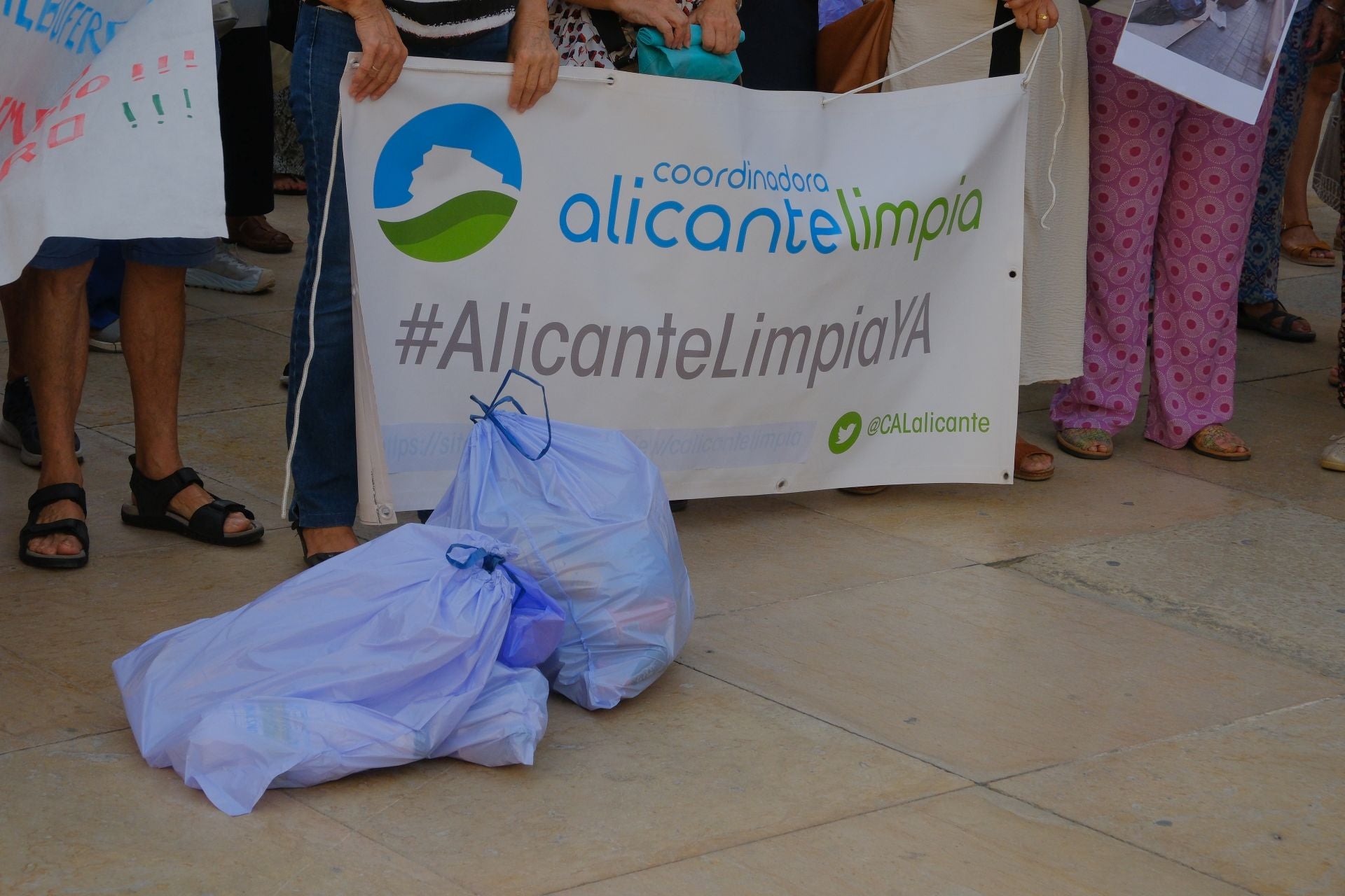 Alicante clama por más limpieza en la puerta del Ayuntamiento
