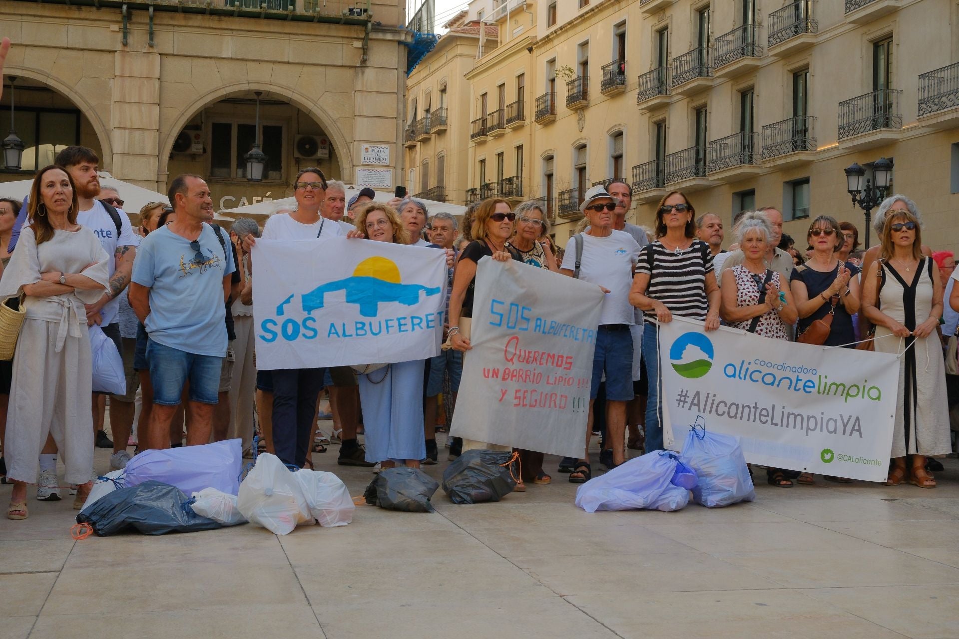 Alicante clama por más limpieza en la puerta del Ayuntamiento