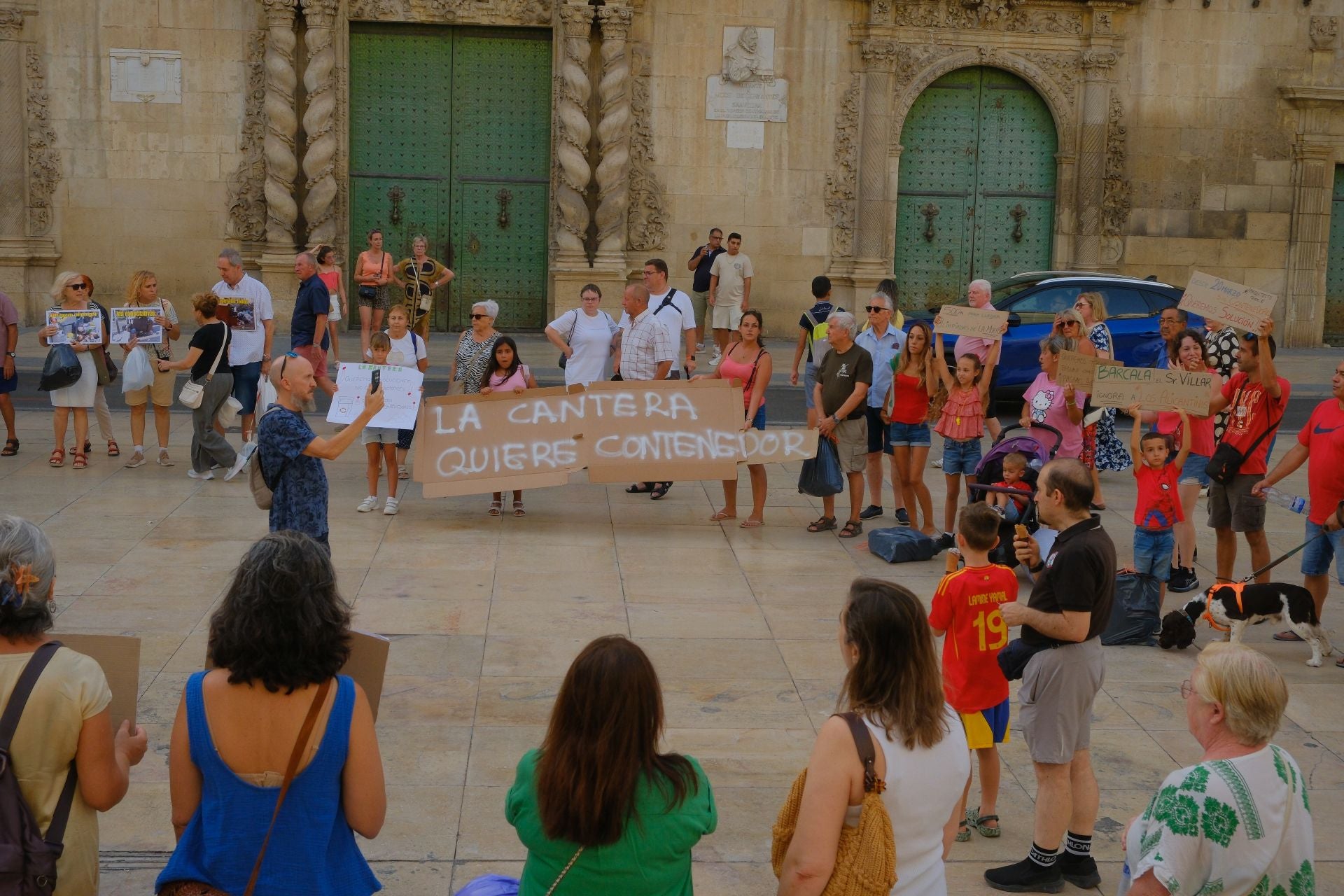 Alicante clama por más limpieza en la puerta del Ayuntamiento
