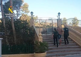 La Guardia Civl custodia a uno de los detenidos.