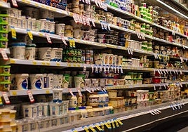 Neveras con productos en un supermercado.