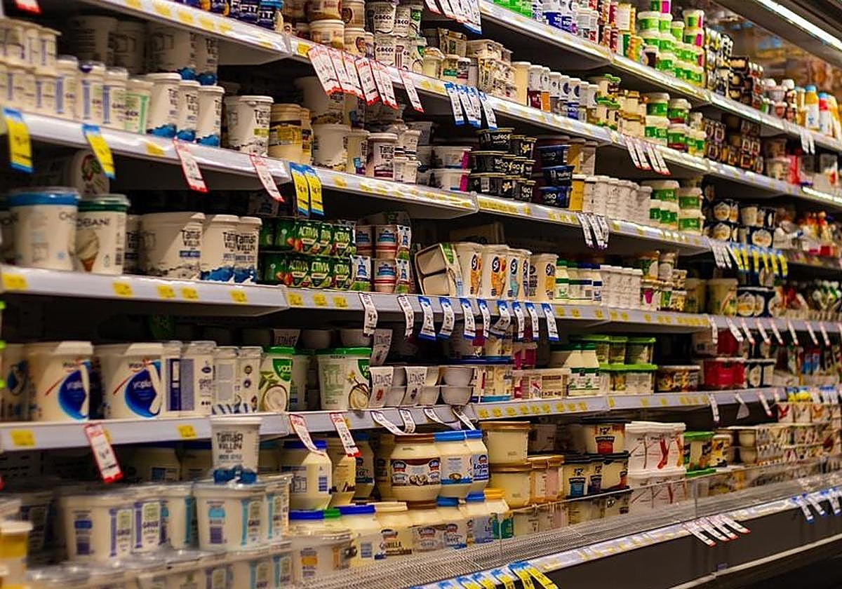 Neveras con productos en un supermercado.