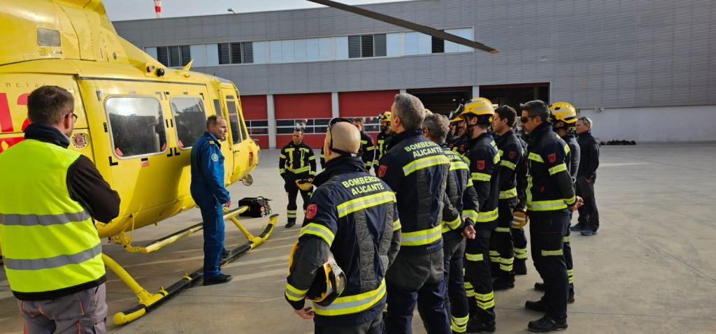 Bomberos en una formación sobre emergencias.