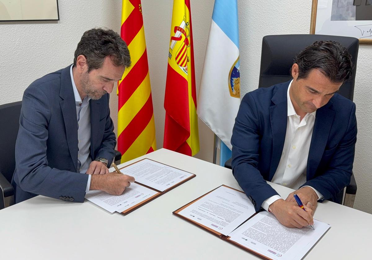 The signing of the agreement between the Mayor of Torrevieja, Eduardo Dolón, and the President of the Valencian public broadcaster, Vicente Ordaz.