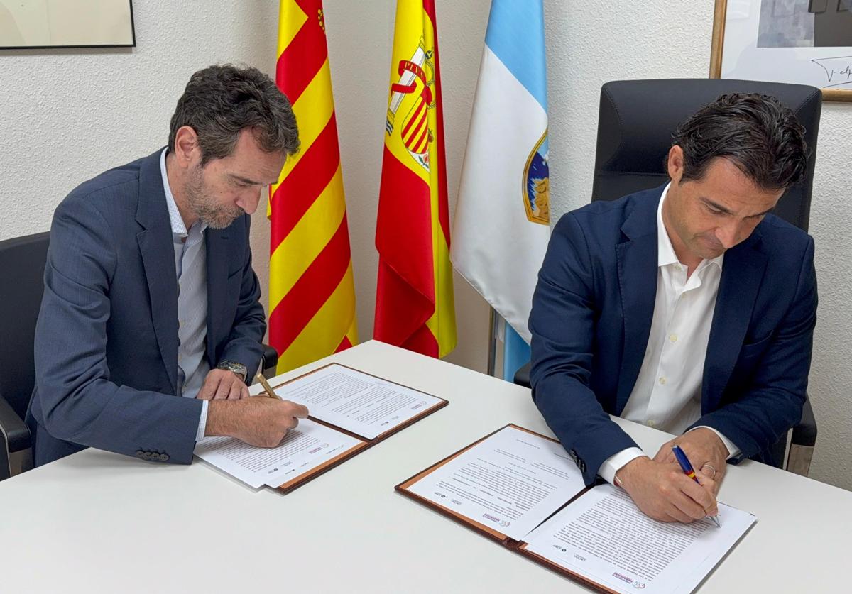 La firma del convenio entre el alcalde de Torrevieja, Eduardo Dolón, y el presidente de la radiotelevisión pública valenciana, Vicente Ordaz.
