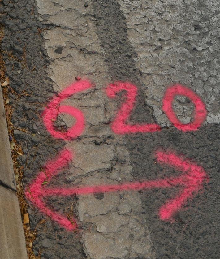 Imagen secundaria 2 - Tráfico durante el lunes y martes en Vázquez de Mella, y marcas en la calzada para las obras.