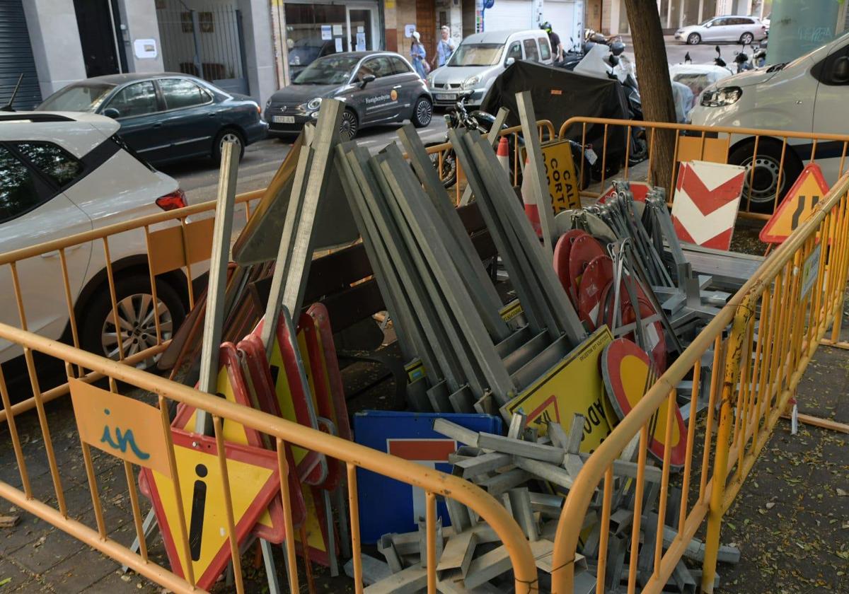 Materials stockpiled for the works on Vázquez de Mella Street.