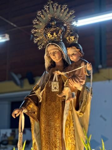 Imagen secundaria 2 - Emotivo traslado nocturno de la talla original de la Virgen del Carmen de El Campello