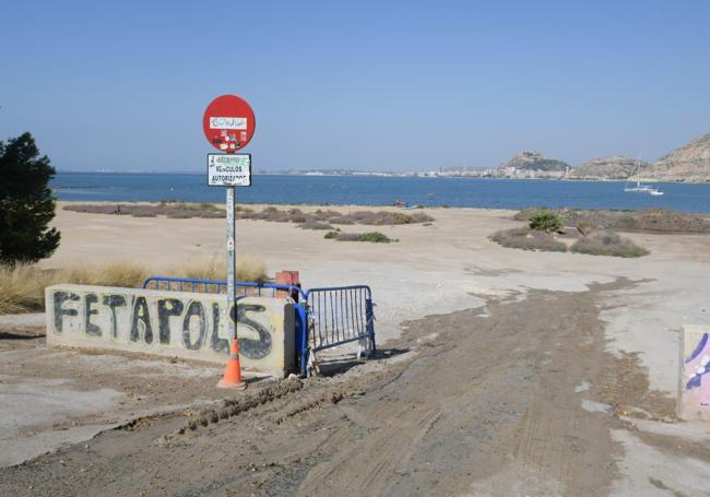 Bloques de hormigón y valla desplazada en el acceso a la playa de Puerto Amor.