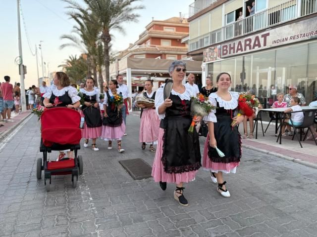 El Campello responde a la ofrenda floral a la Virgen del Carmen