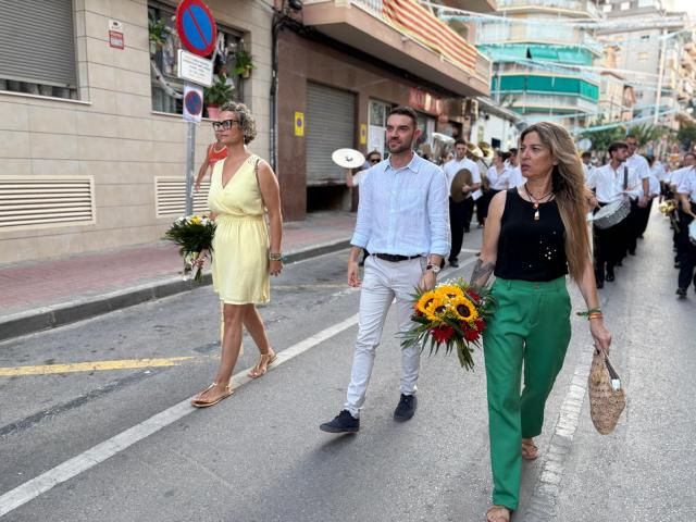 El Campello responde a la ofrenda floral a la Virgen del Carmen