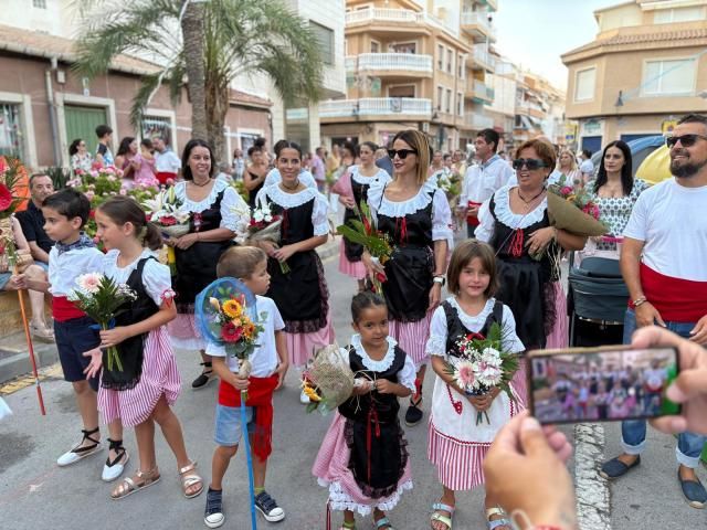El Campello responde a la ofrenda floral a la Virgen del Carmen