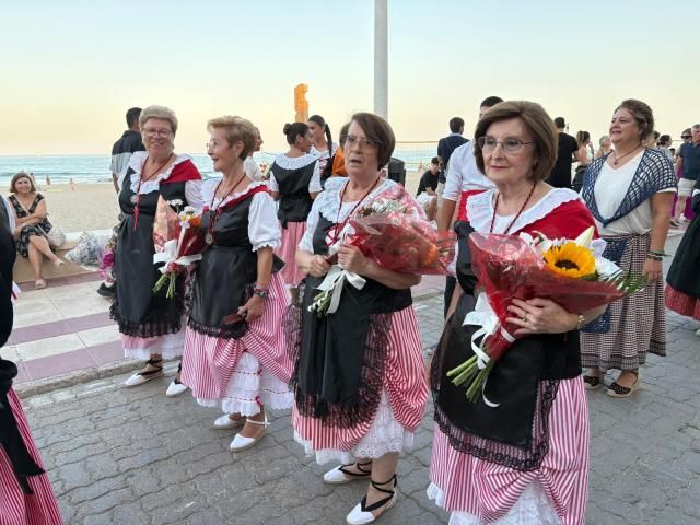 El Campello responde a la ofrenda floral a la Virgen del Carmen