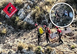 Los bomberos y el senderista herido.