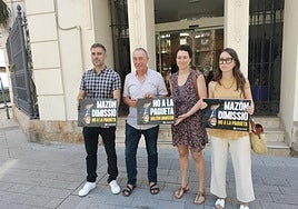 Los de Compromís posan con carteles pidiendo la dimisión de Mazón