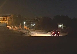 Vehículos circulan por la playa de la Puerto Amor.