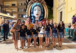 El alcalde, Pachi Pascual, y el resto de autoridades, con el monumento oficial en la Plaza de España.