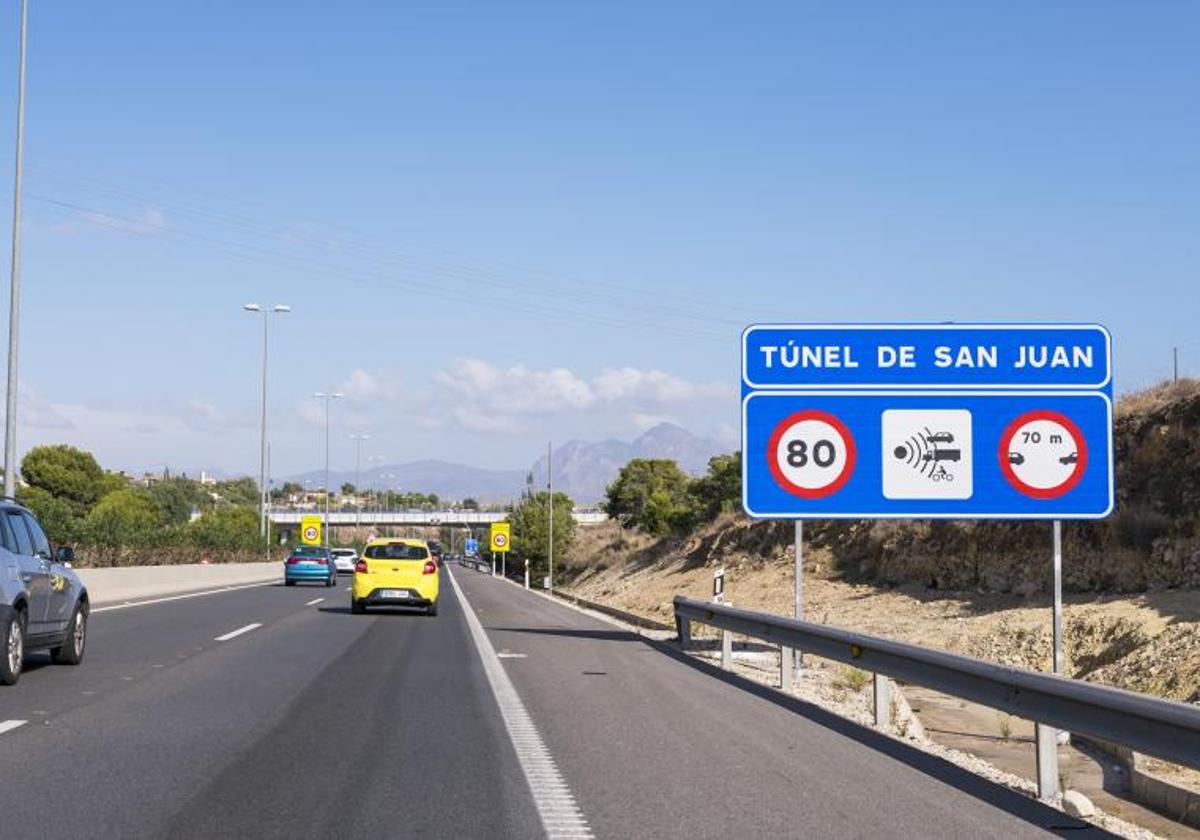 Warning sign for one of Alicante's most fining speed cameras in 2024.