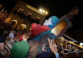 Plantà de las hogueras oficiales de San Vicente.