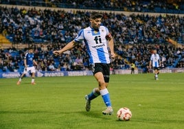 El capitán del Hércules Nico Espinosa da un pase en el Rico Pérez.