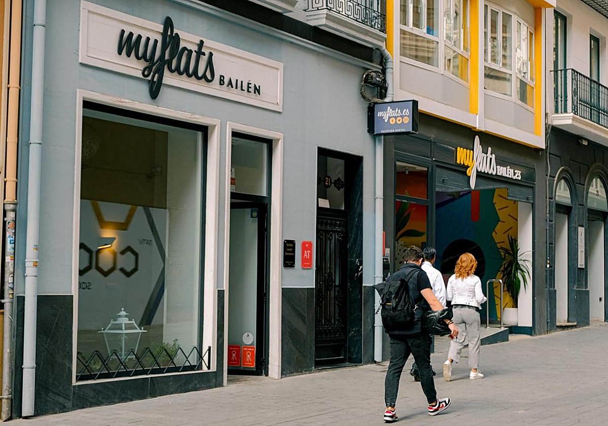 Bloques turísticos en la calle Bailén de Alicante.