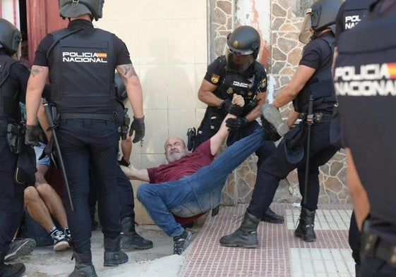 El portavoz de EU Podem, Manolo Copé, en el desahucio de Alicante.