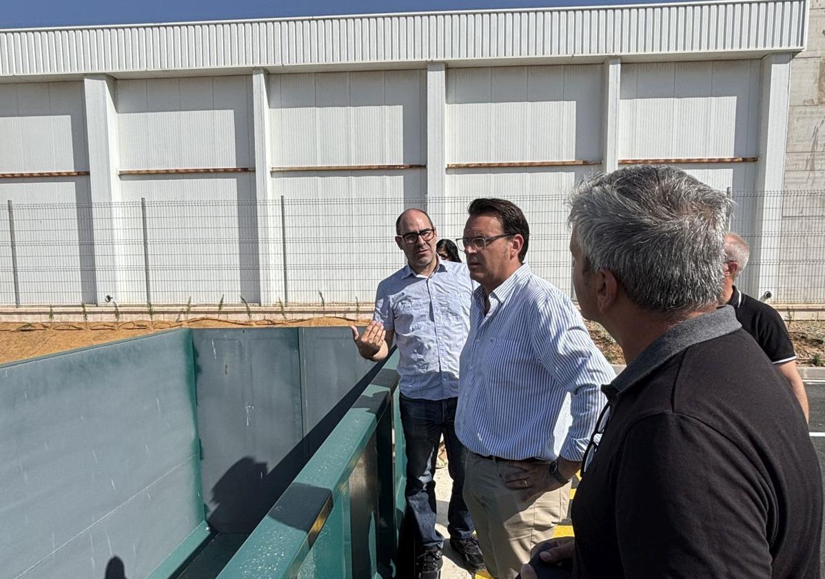 The mayor and other officials visit the new centre