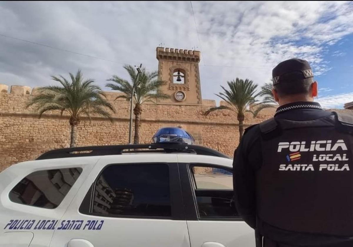 Imagen de archivo de una agente de la Policía Local de Santa Pola.