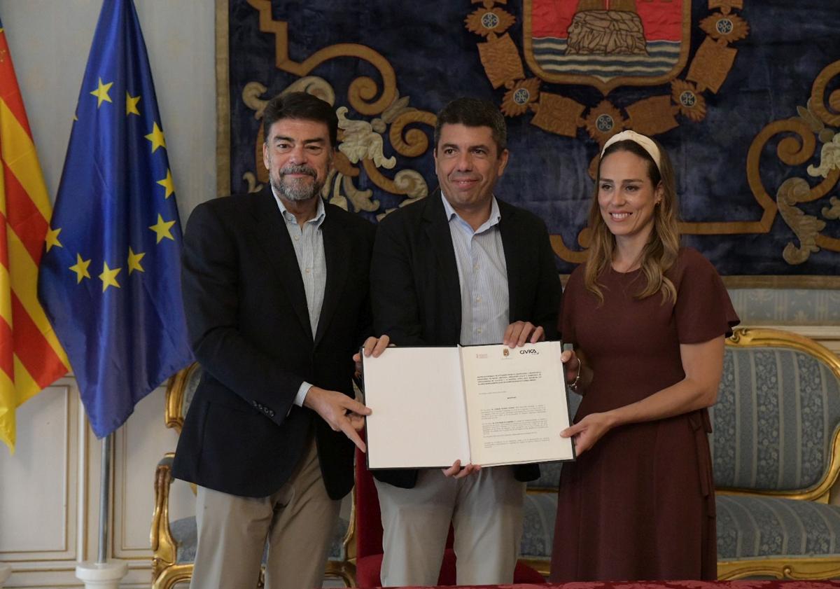 Imagen principal - Firma del convenio de la serra Grossa.