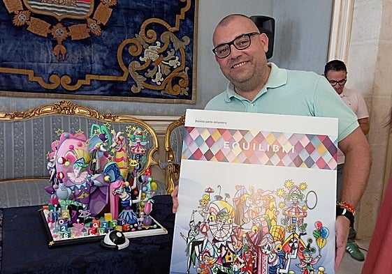 Sergio Gómez junto a la maqueta y boceto de la hoguera oficial infantil 2026.
