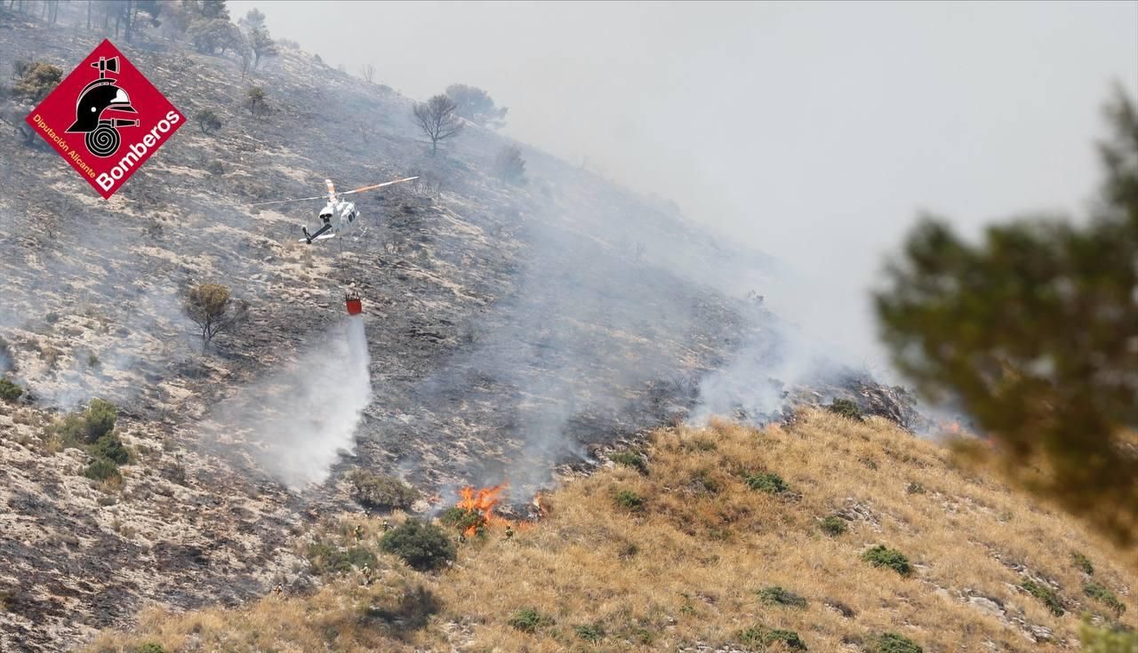 Así combaten el fuego desde tierra y aire más de 200 efectivos