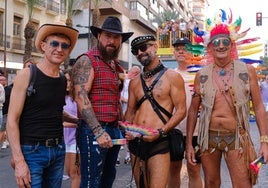 Un grupo de participantes en el Orgullo 2024 en Alicante emulando a los Village People.
