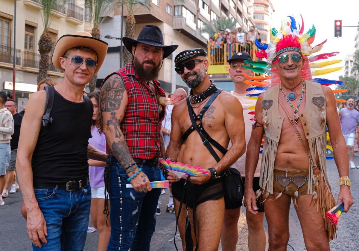 Un grupo de participantes en el Orgullo 2024 en Alicante emulando a los Village People.