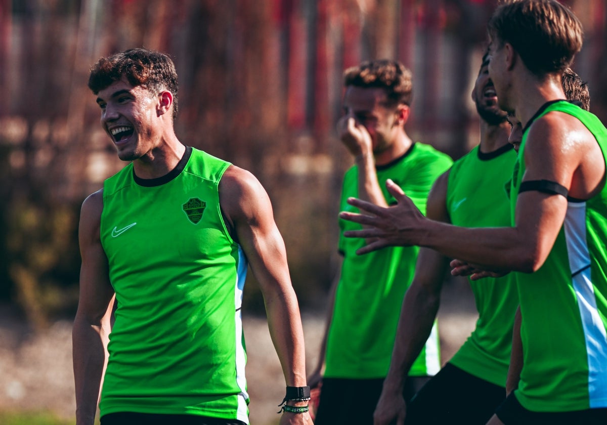 Los jugadores del Elche bromean durante un entrenamiento reciente.