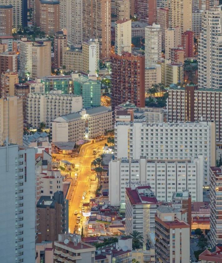 Imagen secundaria 2 - 1. El Parc Natural de la Serra Gelada compite en altura con los rascacielos. 2. Los rascacielos de Benidorm rodeados por su litoral verde y azul. 3. La edificación en altura es una marca de la casa en Benidorm