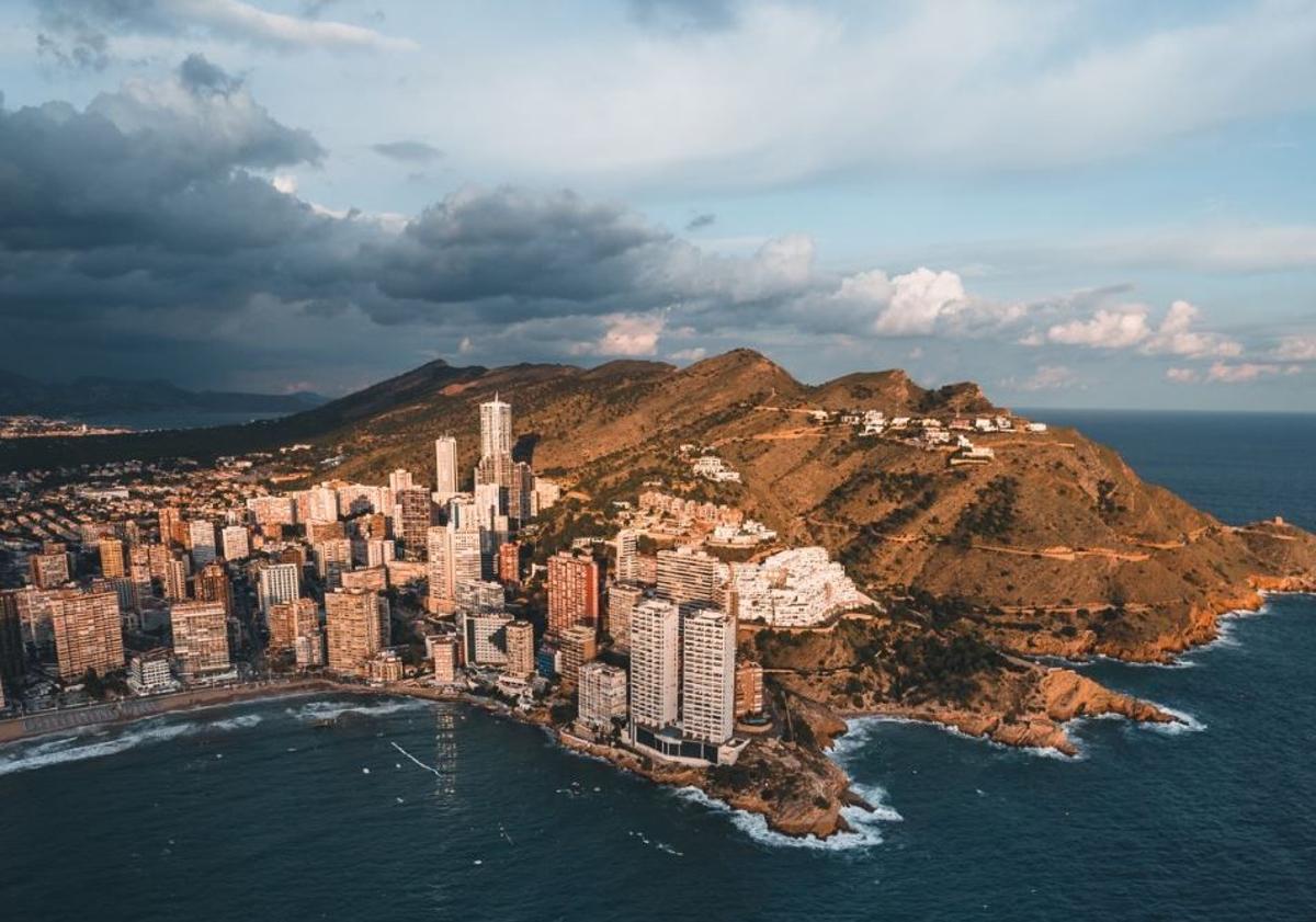 Imagen principal - 1. El Parc Natural de la Serra Gelada compite en altura con los rascacielos. 2. Los rascacielos de Benidorm rodeados por su litoral verde y azul. 3. La edificación en altura es una marca de la casa en Benidorm