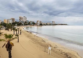 Playa de la Albufereta bajo las nubes.