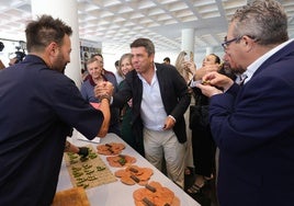 El presidente de la Generalitat, Carlos Mazón, saluda al chef Montoro en la presentación de Alicante Gastronómica.