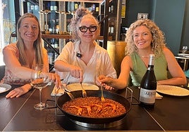 La concejal de Comercio, Lidia López; la presidenta de ARA, Gabriela Córdoba; ya la directora de Mercalicante, Dolores Mejía.