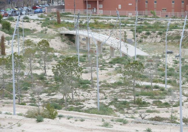 Pasarela sobre el foso y distintos senderos en el parque del Pau 2.