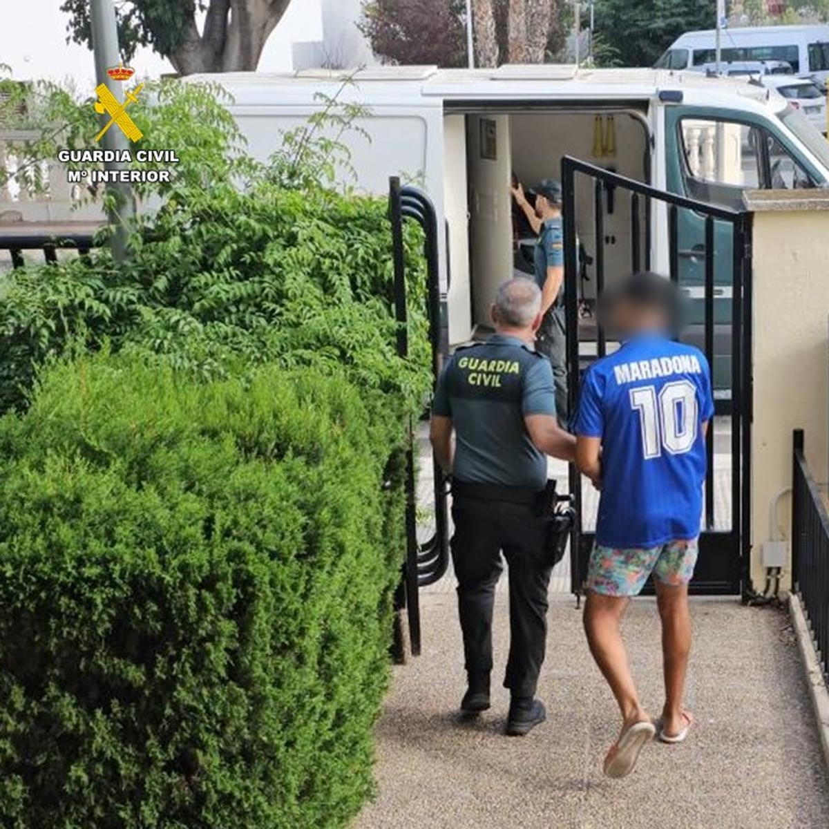 Imagen principal - La Guardia Civil caza en Calpe a dos fugitivos argelinos buscados por homicidio y fuga de prisión