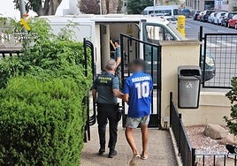 La Guardia Civil custodia a uno de los prófugos arrestados en Calp.