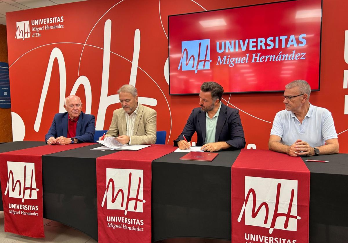 Momento de la firma del convenio de colaboración entre el Ayuntamiento de Elche y la propia UMH