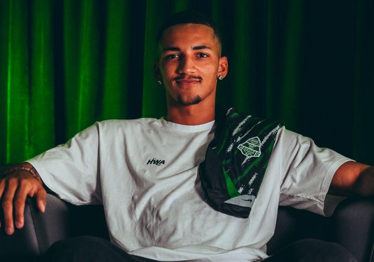 Álvaro Rodríguez en su presentación como nuevo jugador del conjunto franjiverde.