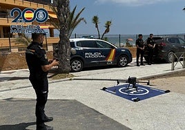 Agentes de la Unidad de Medios Aéreos manejan uno de los drones en una playa de Elche.